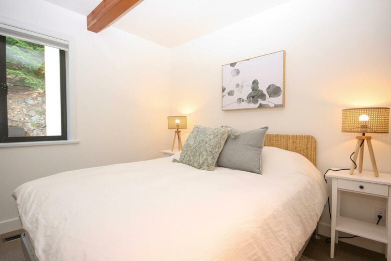 Modern Whistler Chalet - walk to everything! - Whistler, Canada