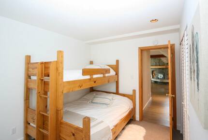 Modern Whistler Chalet - walk to everything! - Whistler, Canada