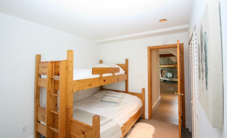 Modern Whistler Chalet - walk to everything! - Whistler, Canada