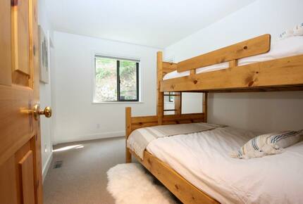 Modern Whistler Chalet - walk to everything! - Whistler, Canada