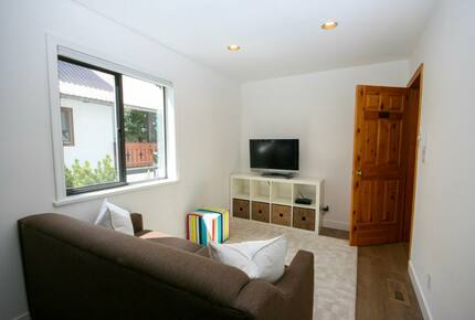 Modern Whistler Chalet - walk to everything! - Whistler, Canada