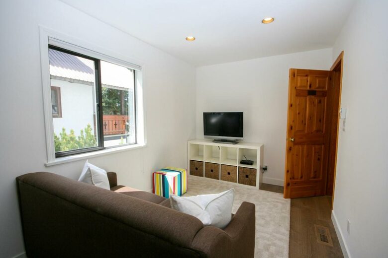 Modern Whistler Chalet - walk to everything! - Whistler, Canada