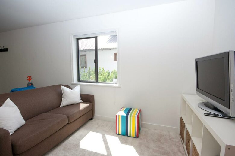 Modern Whistler Chalet - walk to everything! - Whistler, Canada