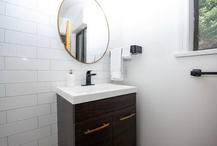 Modern Whistler Chalet - walk to everything! - Whistler, Canada