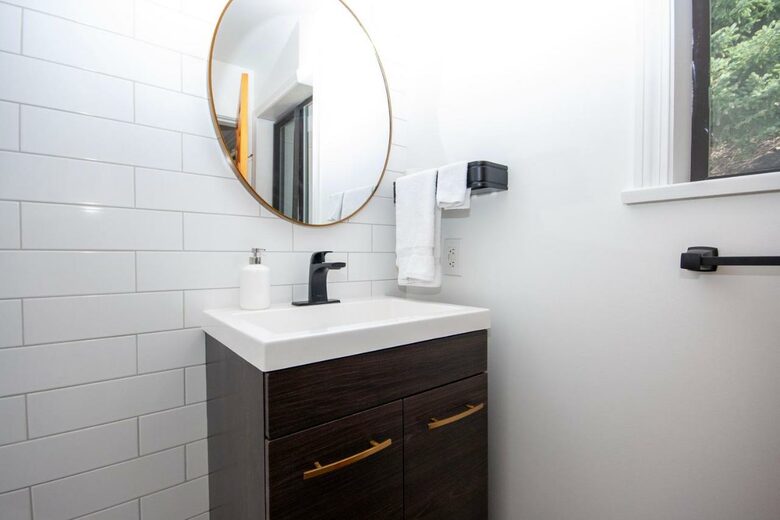 Modern Whistler Chalet - walk to everything! - Whistler, Canada