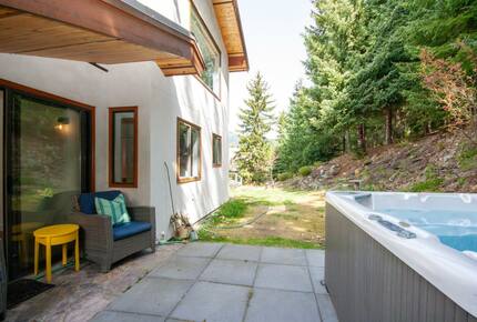 Modern Whistler Chalet - walk to everything! - Whistler, Canada