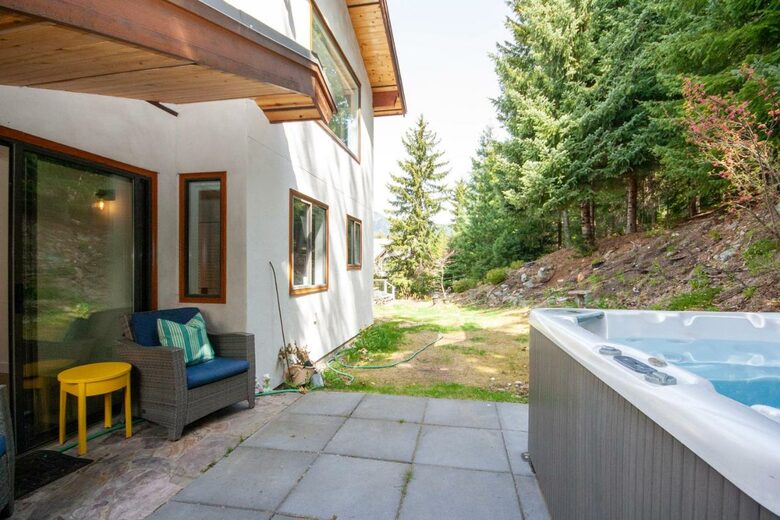 Modern Whistler Chalet - walk to everything! - Whistler, Canada