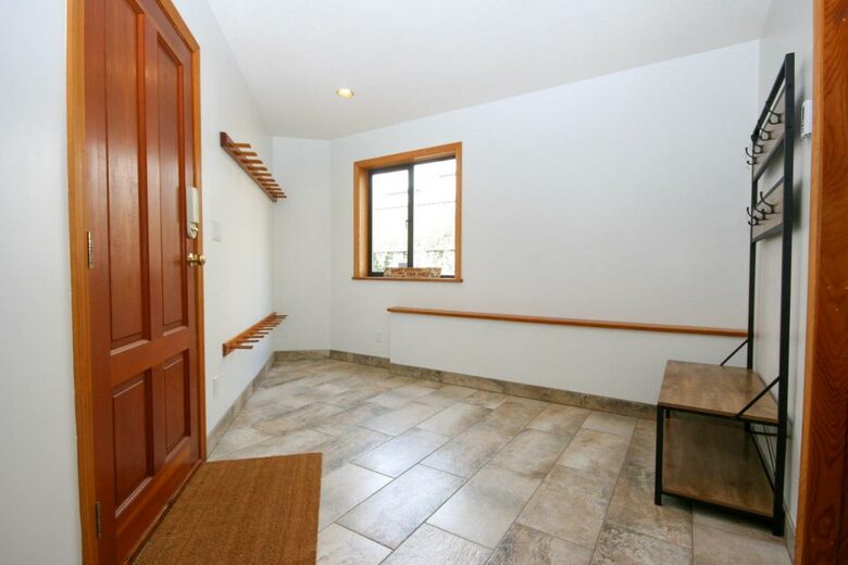 Modern Whistler Chalet - walk to everything! - Whistler, Canada