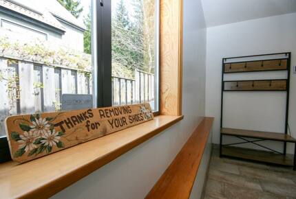 Modern Whistler Chalet - walk to everything! - Whistler, Canada