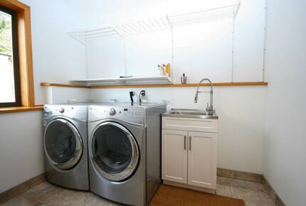 Modern Whistler Chalet - walk to everything! - Whistler, Canada