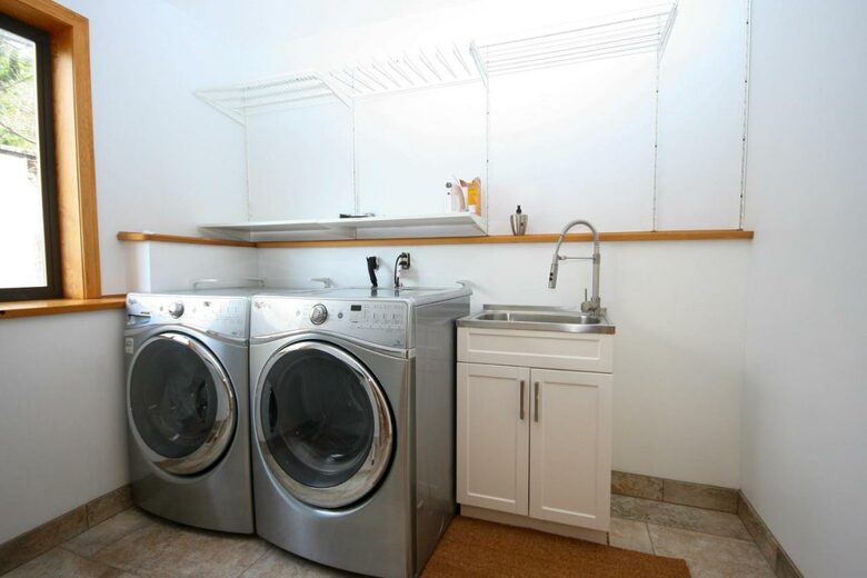 Modern Whistler Chalet - walk to everything! - Whistler, Canada