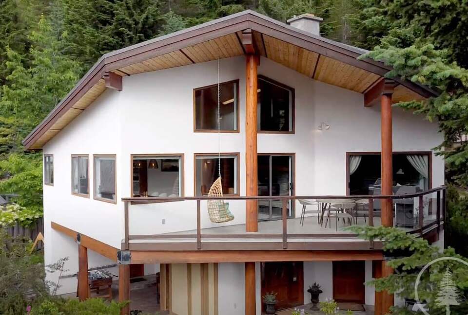 Modern Whistler Chalet - walk to everything! - Whistler, Canada