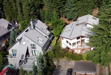 Modern Whistler Chalet - walk to everything! - Whistler, Canada