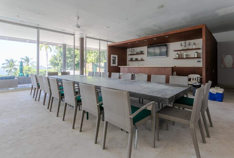 Home Exchange in Acapulco, Mexico, massive dining table