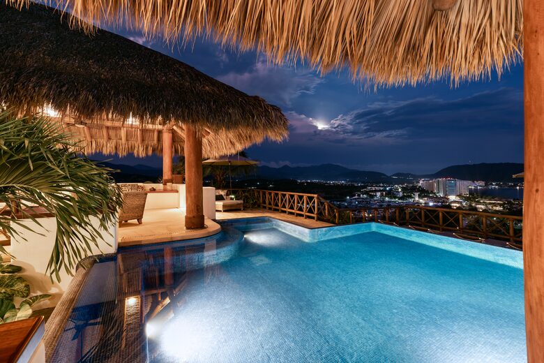 Mirador 13 — with 47' fishing yacht! - Ixtapa Zihuatanejo, Mexico