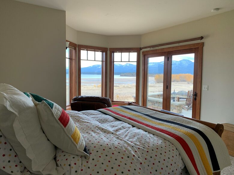 Home Exchange in Polson, Montana bedroom with balcony access