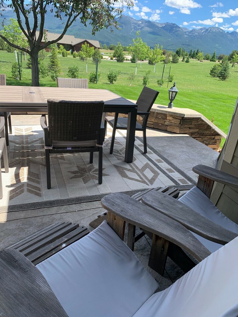 Home Exchange in Polson, Montana patio lounge and dining