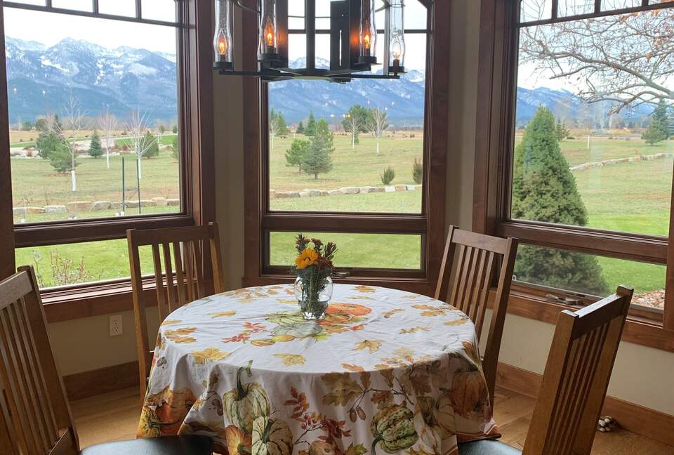 Home Exchange in Polson, Montana breakfast nook