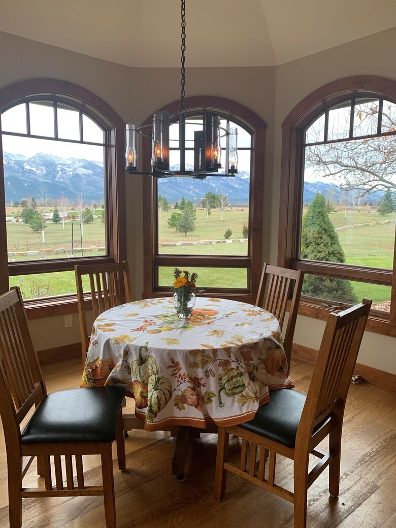 Home Exchange in Polson, Montana breakfast nook
