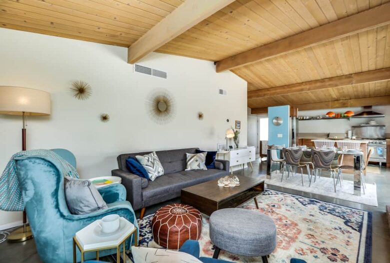 Home Exchange in Palm Springs, CA, thats so 70s family room