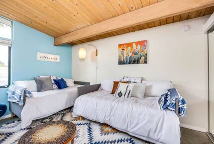 Home Exchange in Palm Springs, CA, guest bedroom with day beds