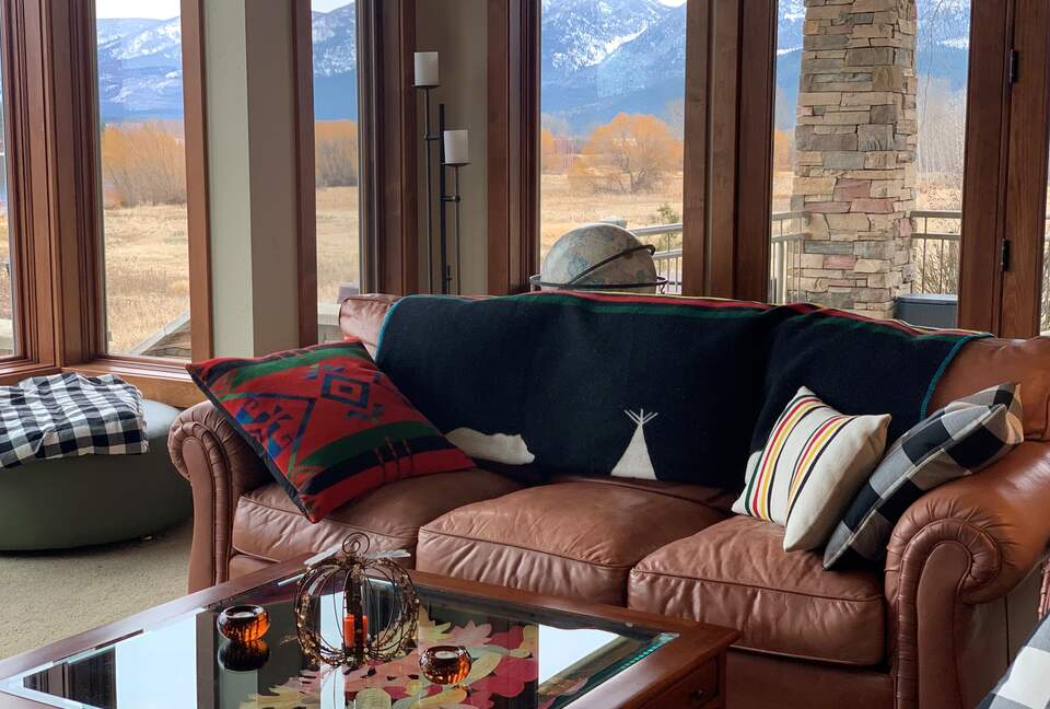 Home Exchange in Polson, Montana family room with leather seating