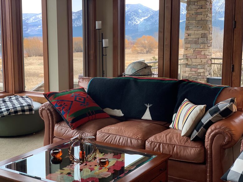 Home Exchange in Polson, Montana family room with leather seating