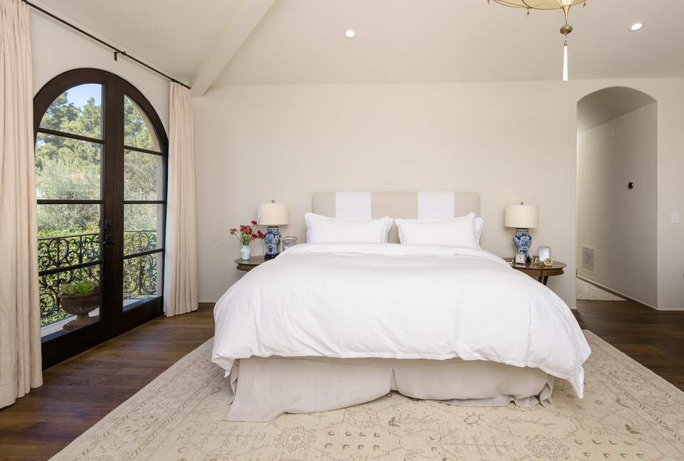 Home Exchange in Santa Monica, CA, cozy master bed