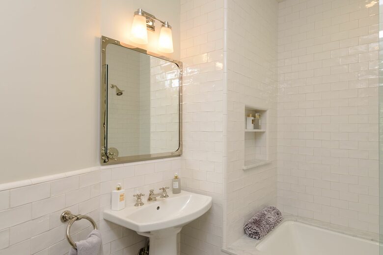 Home Exchange in Santa Monica, CA, guest bathroom en suite