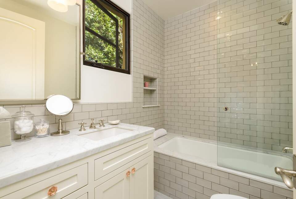 Home Exchange in Santa Monica, CA, second en suite bathroom