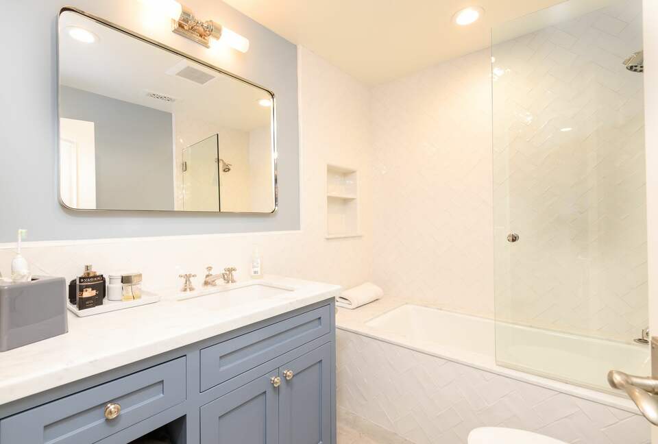 Home Exchange in Santa Monica, CA, third en suite bathroom