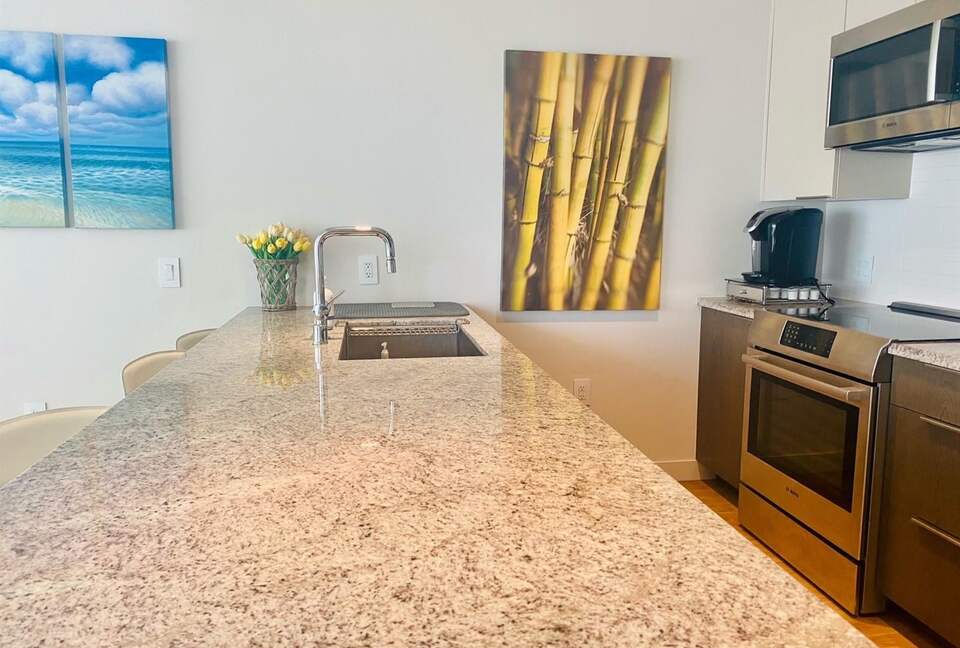 Heart of Kaka'ako Luxury Apartment - Honolulu, Hawaii