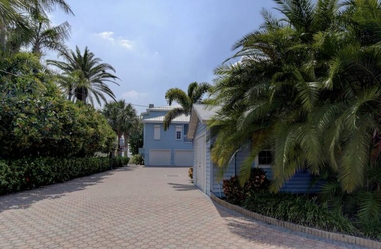 Home Exchange in Indian Shores, FL drive way and covered parking