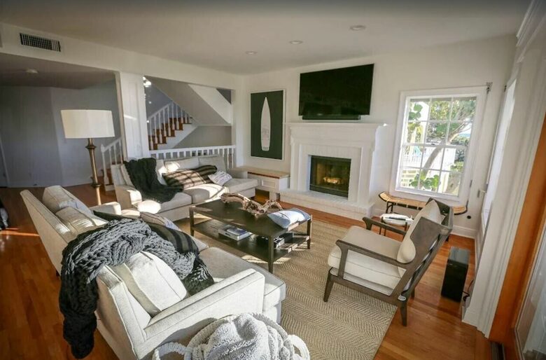 Home Exchange in Indian Shores, FL family room with lots of seating