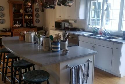 Home Exchange in Jamestown, RI, coastal kitchen with breakfast bar