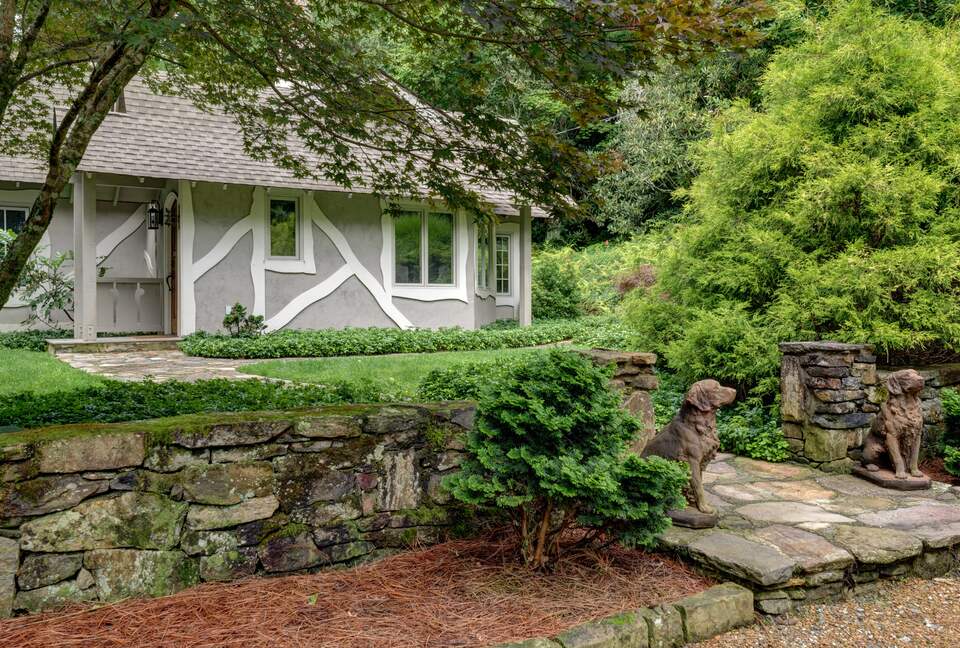 Quaint Highlands Cottage - Highlands, North Carolina