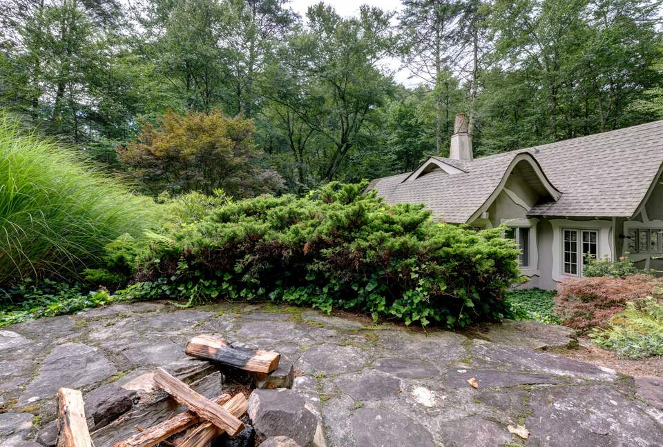 Quaint Highlands Cottage - Highlands, North Carolina