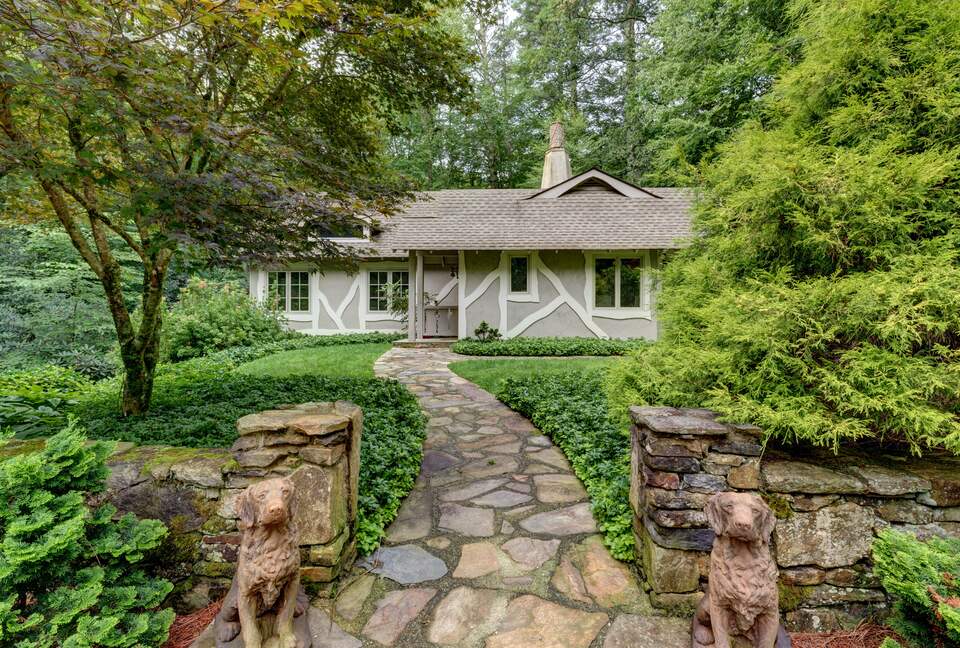 Quaint Highlands Cottage - Highlands, North Carolina