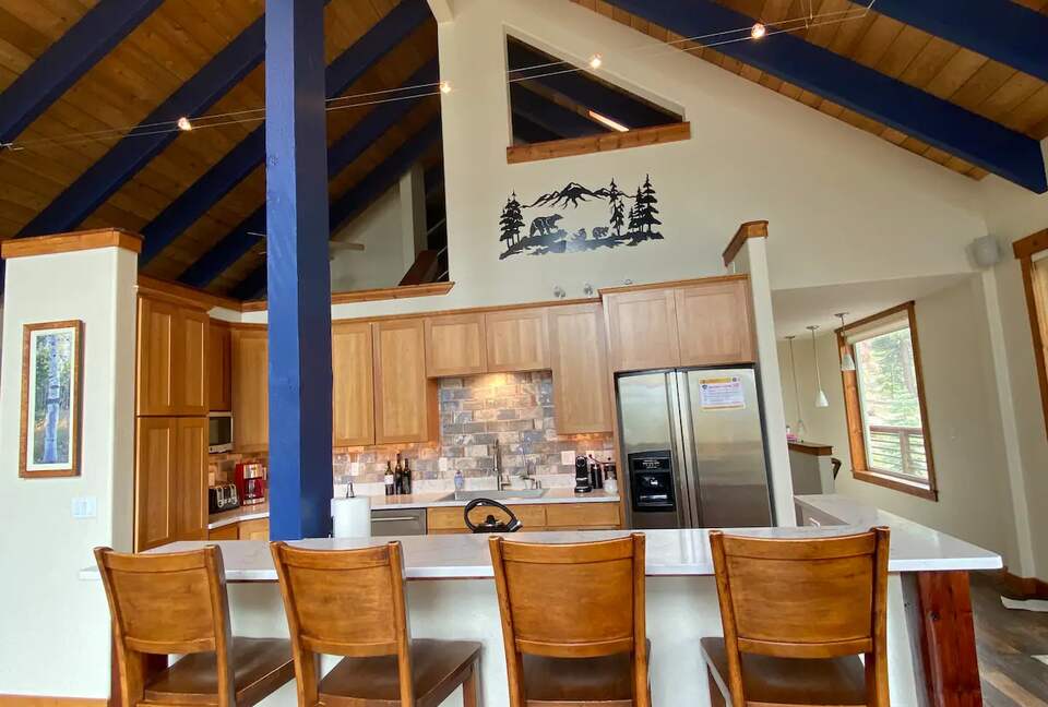Home Exchange in South Lake Tahoe, CA, breakfast bar kitchen