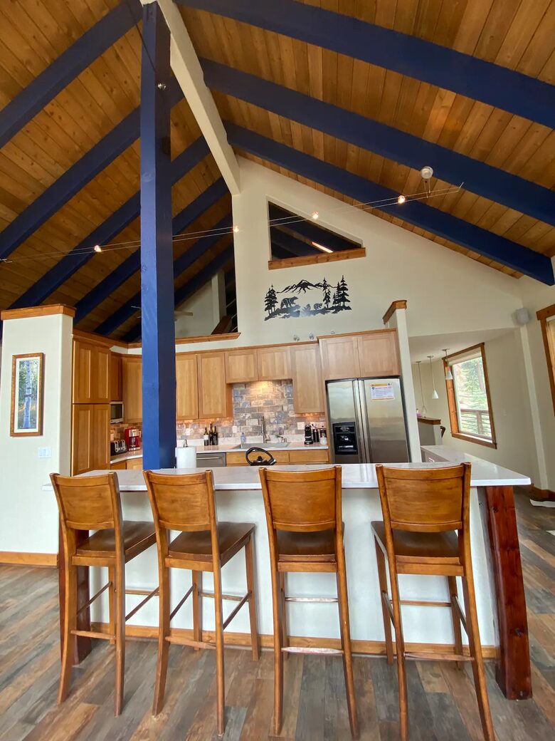 Home Exchange in South Lake Tahoe, CA, breakfast bar kitchen
