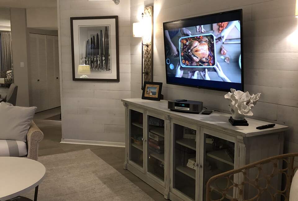 Home Exchange in Orange Beach, AL, family room with beachy features