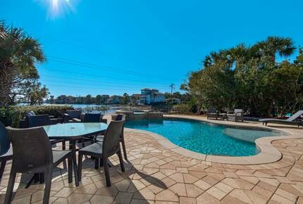 Home Exchange in Destin, FL, lake front property outdoor lounge
