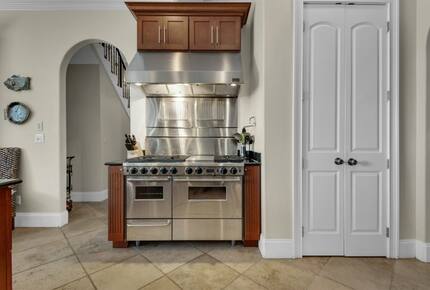 Home Exchange in Destin, FL, lake front property gourmet oven stove