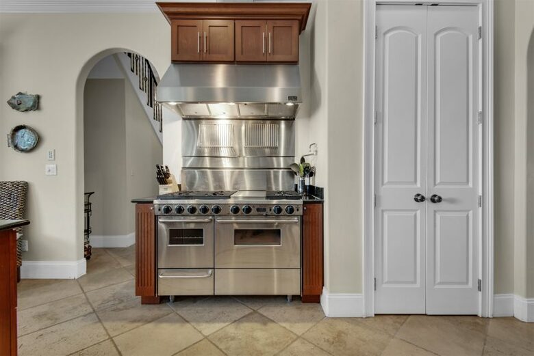 Home Exchange in Destin, FL, lake front property gourmet oven stove