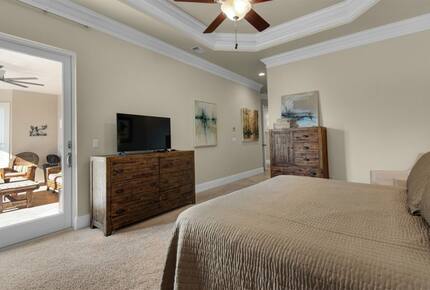 Home Exchange in Destin, FL, lake front property master suite