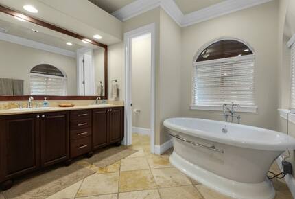 Home Exchange in Destin, FL, lake front property master bathroom