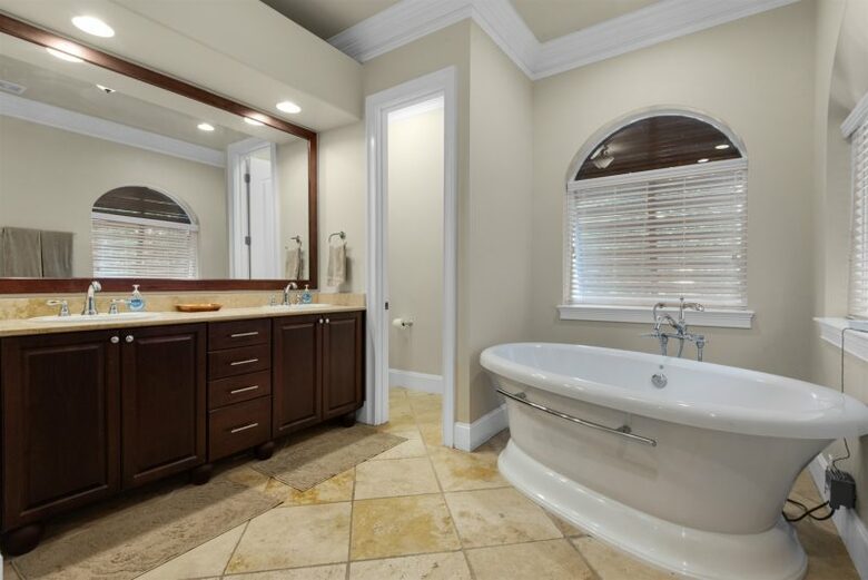 Home Exchange in Destin, FL, lake front property master bathroom
