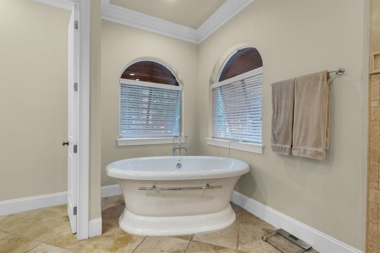 Home Exchange in Destin, FL, lake front property master bathroom tub