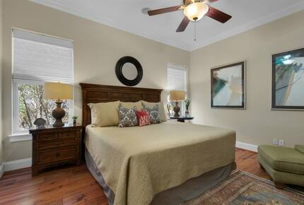 Home Exchange in Destin, FL, lake front property guest king sized bed