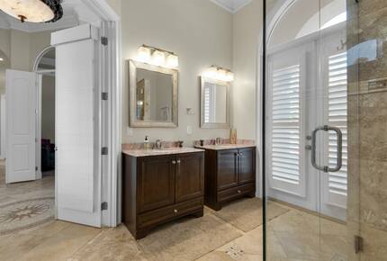 Home Exchange in Destin, FL, lake front property guest bath shared